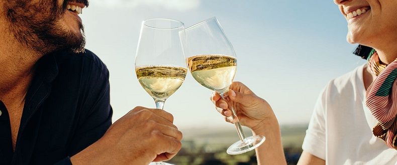 Mann und Frau trinken süßen Weißwein