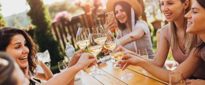 Frauen trinken halbtrockenen Weißwein