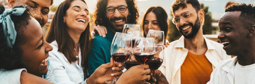 Freunde genießen Wein für Anfänger