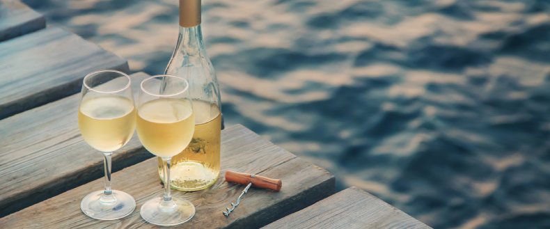 Weißwein alkoholfrei am Meer