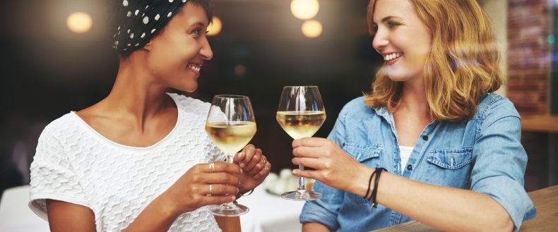 Weißwein halbtrocken trinken mit Freunden